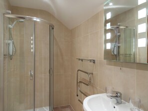 Combined shower/bathtub, towels - Modern Holiday Home in Llandovery With Jacuzzi (Llandovery)