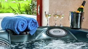 Pool - Modern Holiday Home in Llandovery With Jacuzzi (Llandovery)