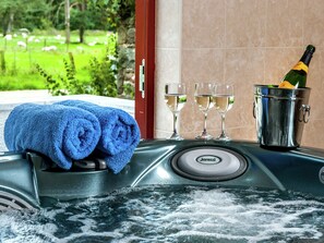 Pool - Modern Holiday Home in Llandovery With Jacuzzi (Llandovery)