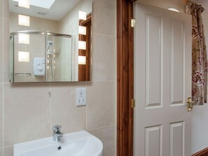 Bathtub, towels - Modern Holiday Home With Jacuzzi Surrounded by the Welsh Nature (Llandovery)