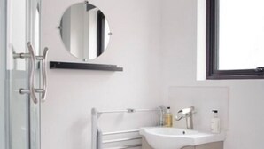 House | Bathroom - Plush Holiday Home in Gloucester near Museum & Cathedral (Gloucester)