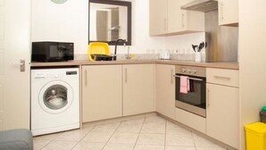 House | Private kitchen - Plush Holiday Home in Gloucester near Museum & Cathedral (Gloucester)