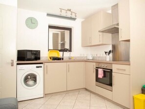 House | Private kitchen | Fridge, microwave, stovetop, electric kettle