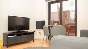 House | Living room - Plush Holiday Home in Gloucester near Museum & Cathedral (Gloucester)