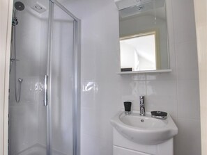 Combined shower/bathtub, towels - Surprisingly Modern and Spacious Holiday Home set in Horsmonden (Tonbridge)
