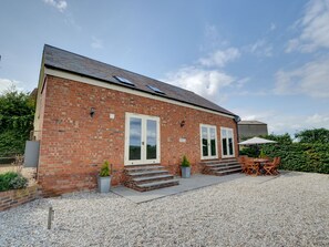 Exterior - Surprisingly Modern and Spacious Holiday Home set in Horsmonden (Tonbridge)