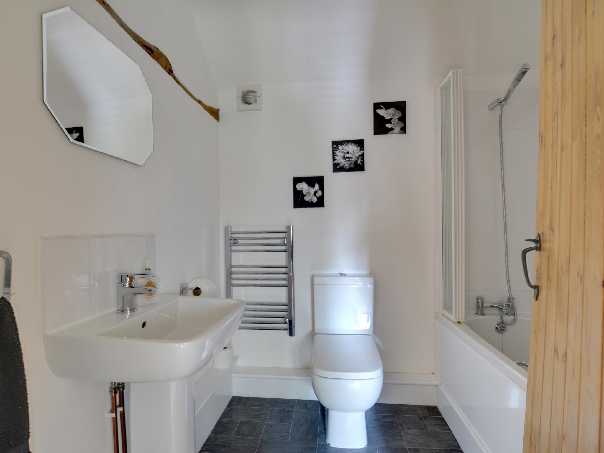 Combined shower/tub, towels