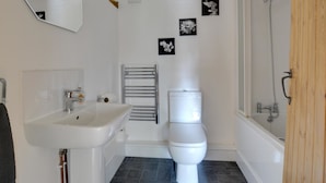 Combined shower/bathtub, towels - Beautifully Converted Barn in Bilsington, Lots of Wooden Details (Ashford)