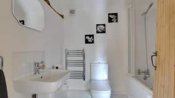 Combined shower/tub, towels