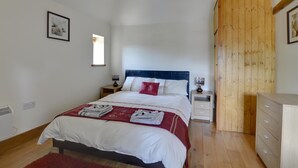 1 bedroom, individually furnished, bed sheets - Beautifully Converted Barn in Bilsington, Lots of Wooden Details (Ashford)