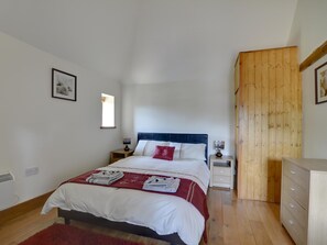 1 bedroom, individually furnished, bed sheets - Beautifully Converted Barn in Bilsington, Lots of Wooden Details (Ashford)