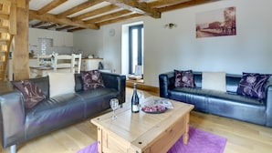 Exterior - Beautifully Converted Barn in Bilsington, Lots of Wooden Details (Ashford)