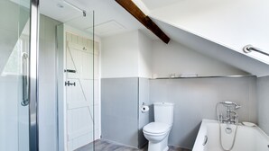 Shower, towels - Vintage Holiday Home in Dover Kent With Garden (Dover)