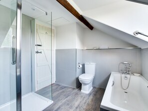 Shower, towels - Vintage Holiday Home in Dover Kent With Garden (Dover)