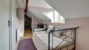 2 bedrooms, individually furnished, bed sheets - Vintage Holiday Home in Dover Kent With Garden (Dover)
