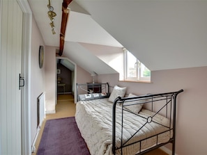 2 bedrooms, individually furnished, bed sheets - Vintage Holiday Home in Dover Kent With Garden (Dover)