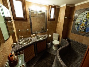Bathtub - Plush Villa in Pefka Thessalonik With Garden (Neapoli-Sykies)