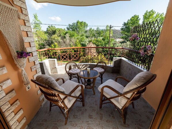 Balcony - Plush Villa in Pefka Thessalonik With Garden (Neapoli-Sykies)