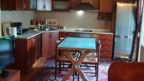 Coffee/tea maker, fridge, oven