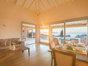 Dining - Beautiful Villa Near Sea in Peloponnese (Ermionida)