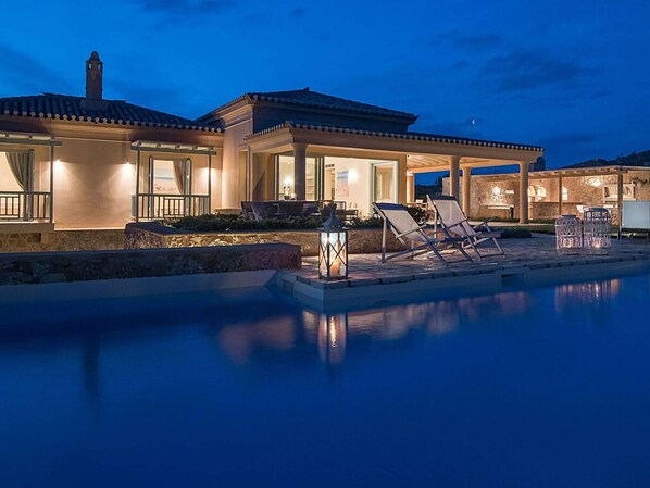 Villa | Pool | Indoor pool, outdoor pool - Luxurious Villa in Peloponnese With Pool (Ermionida)