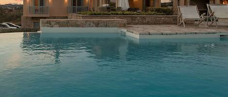 Villa | Zwembad | Een binnenzwembad, een buitenzwembad