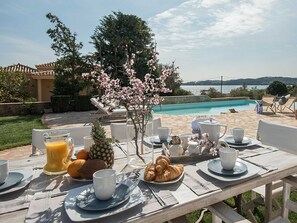 Villa | Piscina | Una piscina cubierta, una piscina al aire libre