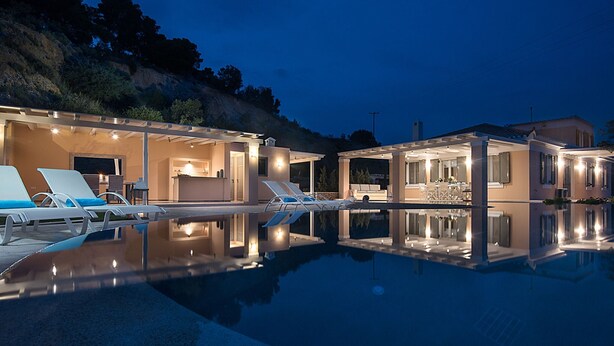 A modern house with a swimming pool, lounge chairs, and a bar area. - Villa in Peloponnese With Pool (Ermionida)