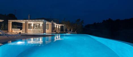 Villa | Zwembad | Een binnenzwembad en een buitenzwembad