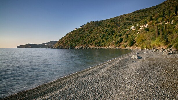 A pebble beach with a view of the sea and a hillside with buildings. - Villa in Pera Melana Near Kissakas Beach (South Kynouria)