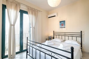 3 bedrooms, bed sheets - Villa in Pera Melana Near Kissakas Beach (South Kynouria)