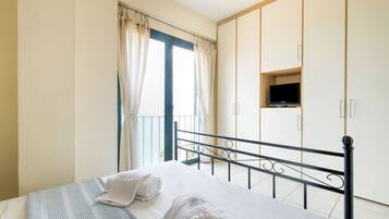 2 bedrooms, iron/ironing board, bed sheets