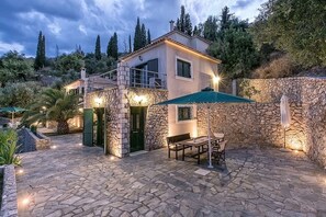 Villa | Outdoor dining - Spacious Villa near Sea in Pera Melana (South Kynouria)