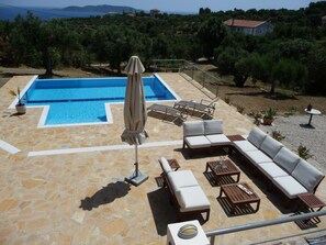 Indoor pool, outdoor pool - Villa in Kamaria With Infinity Pool & Sea Views (Pylos-Nestoras)