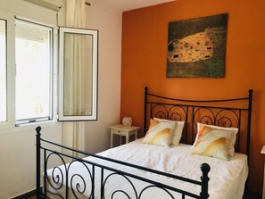 Vila | 4 quartos, individualmente mobiliados, ferros/tábuas de passar roupa