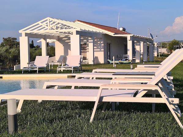 Outdoor pool - Villa Direct on the Long Sandy Beach, Swimming Pool, Tennis Court, Bicycles etc (Ilida)