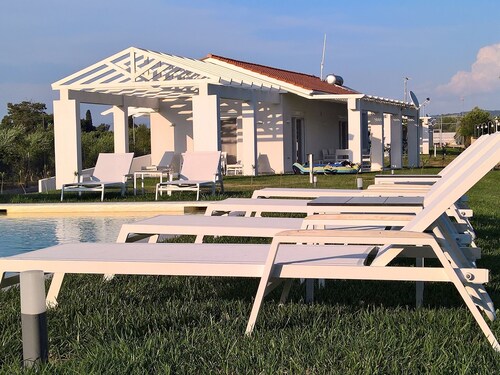 Villa Direct on the Long Sandy Beach, Swimming Pool, Tennis Court, Bicycles etc