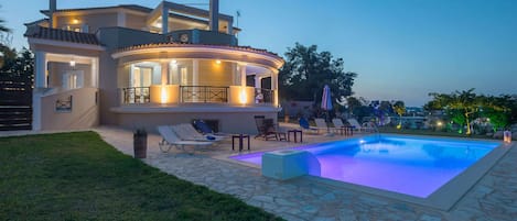 Villa | Zwembad | Een binnenzwembad en een buitenzwembad