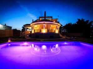 Villa | Piscina | Una piscina cubierta, una piscina al aire libre