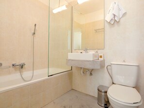 Villa | Bathroom | Combined shower/tub, hair dryer, towels