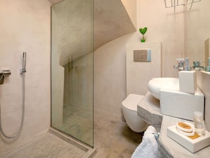 Villa | Bathroom | Combined shower/tub, hair dryer, towels