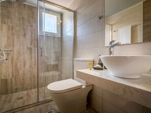 Villa | Badezimmer | Duschwanne, Haartrockner, Handtücher