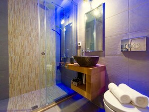 Villa | Badezimmer | Dusche, Haartrockner, Handtücher