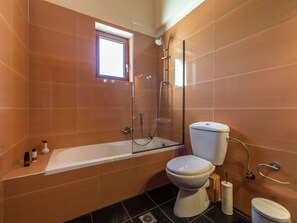 Villa | Badezimmer | Duschwanne, Haartrockner, Handtücher