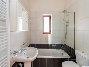 Villa | Badezimmer | Duschwanne, Haartrockner, Handtücher