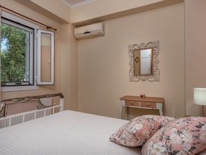 3 bedrooms, individually furnished, bed sheets - Villa in Zakynthos With Private Pool & Views (Zakynthos)