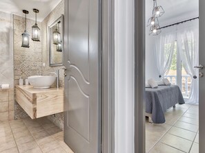 Villa | Badezimmer | Duschwanne, Haartrockner, Handtücher