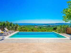 Pool - Modern Villa in Tragaki With Pool and Parasol (Zakynthos)