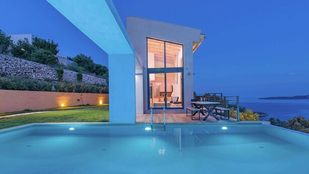 A modern house with a swimming pool, outdoor seating, and a view of the sea. - Villa in Sivota With Private Pool & Beaches (Lefkada)