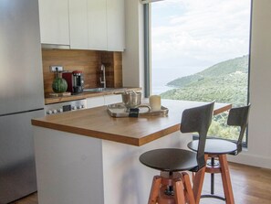 Villa | Cocina privada | Trona infantil y utensilios de cocina